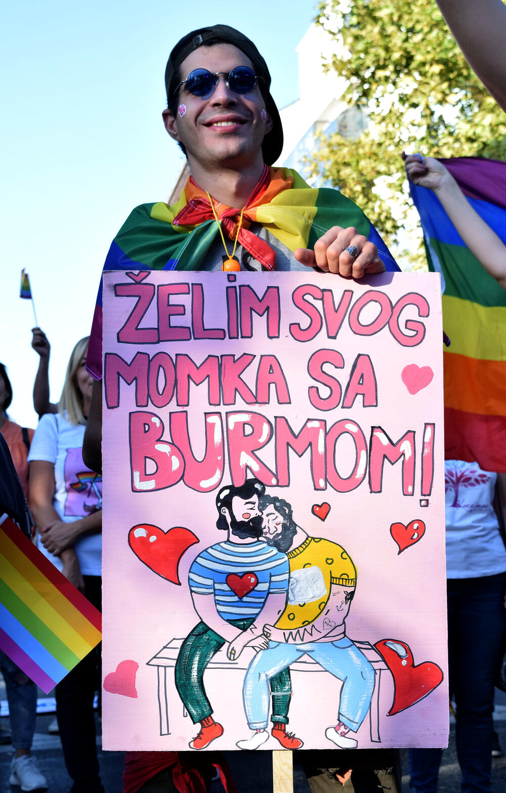 U Podgorici je održana sedma Povorka ponosa LGBTIQ osoba "Montenegro prajd" pod sloganom "Ne preko naših leđa".Organizatori su kazali da su se okupili kako bi poručili da neće pognuti glavu i da zahtijevaju osvajanje Zakona o životnom partnerstvu.