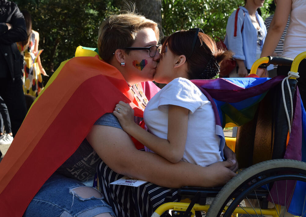 U Podgorici je održana sedma Povorka ponosa LGBTIQ osoba "Montenegro prajd" pod sloganom "Ne preko naših leđa".Organizatori su kazali da su se okupili kako bi poručili da neće pognuti glavu i da zahtijevaju osvajanje Zakona o životnom partnerstvu.