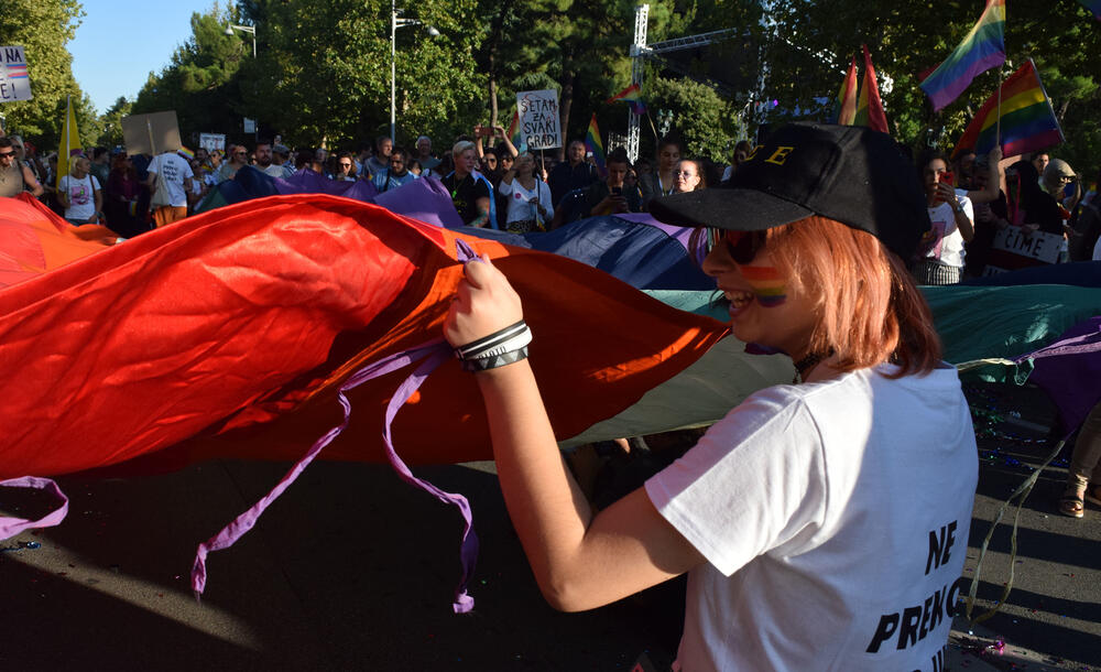 U Podgorici je održana sedma Povorka ponosa LGBTIQ osoba "Montenegro prajd" pod sloganom "Ne preko naših leđa".Organizatori su kazali da su se okupili kako bi poručili da neće pognuti glavu i da zahtijevaju osvajanje Zakona o životnom partnerstvu.