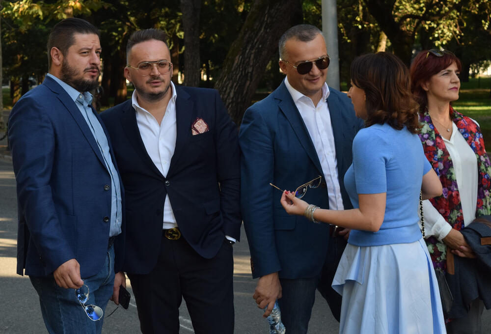 U Podgorici je održana sedma Povorka ponosa LGBTIQ osoba "Montenegro prajd" pod sloganom "Ne preko naših leđa".Organizatori su kazali da su se okupili kako bi poručili da neće pognuti glavu i da zahtijevaju osvajanje Zakona o životnom partnerstvu.