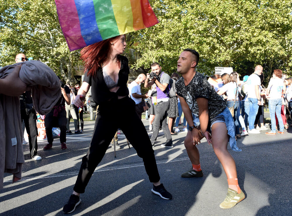 U Podgorici je održana sedma Povorka ponosa LGBTIQ osoba "Montenegro prajd" pod sloganom "Ne preko naših leđa".Organizatori su kazali da su se okupili kako bi poručili da neće pognuti glavu i da zahtijevaju osvajanje Zakona o životnom partnerstvu.