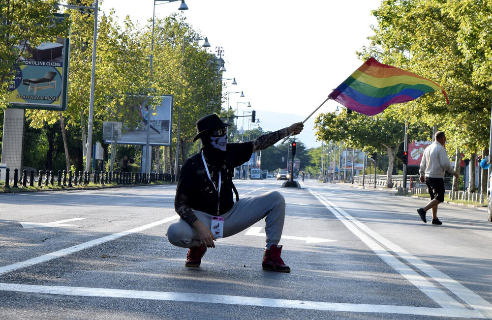 U Podgorici je održana sedma Povorka ponosa LGBTIQ osoba "Montenegro prajd" pod sloganom "Ne preko naših leđa".Organizatori su kazali da su se okupili kako bi poručili da neće pognuti glavu i da zahtijevaju osvajanje Zakona o životnom partnerstvu.