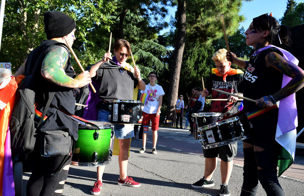 U Podgorici je održana sedma Povorka ponosa LGBTIQ osoba "Montenegro prajd" pod sloganom "Ne preko naših leđa".Organizatori su kazali da su se okupili kako bi poručili da neće pognuti glavu i da zahtijevaju osvajanje Zakona o životnom partnerstvu.
