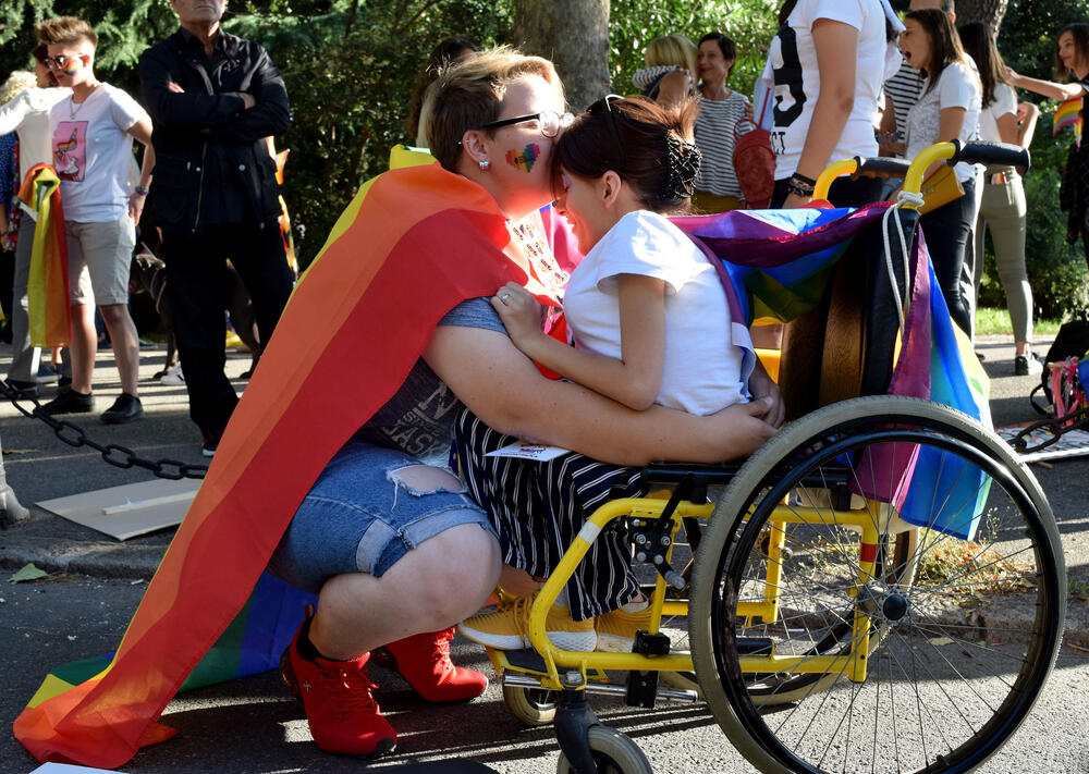 U Podgorici je održana sedma Povorka ponosa LGBTIQ osoba "Montenegro prajd" pod sloganom "Ne preko naših leđa".Organizatori su kazali da su se okupili kako bi poručili da neće pognuti glavu i da zahtijevaju osvajanje Zakona o životnom partnerstvu.