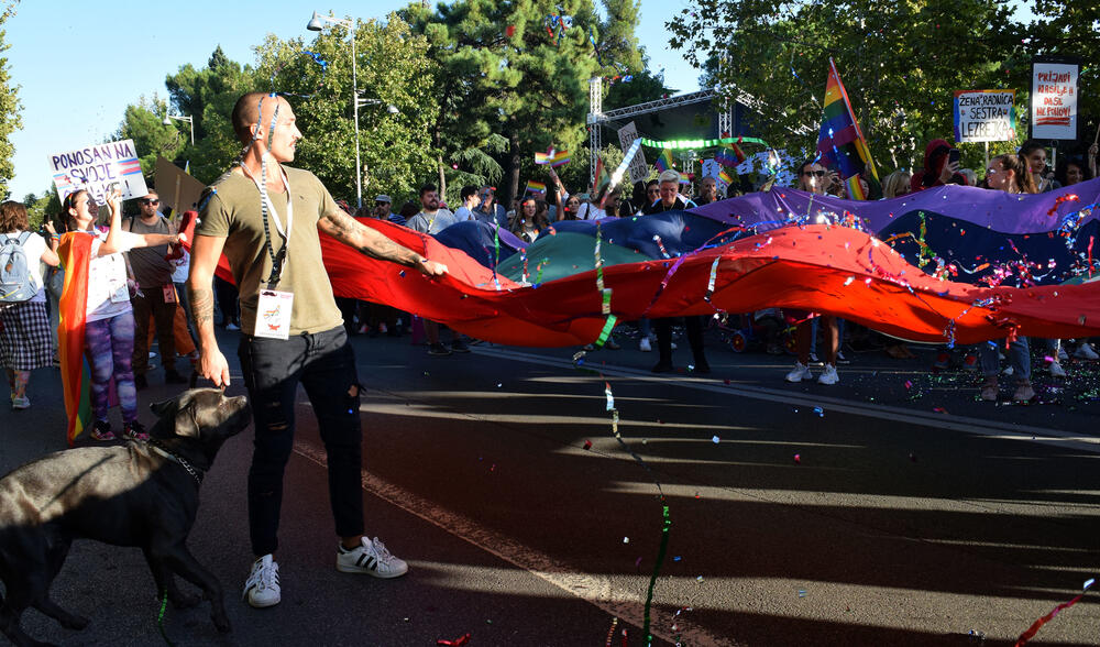 U Podgorici je održana sedma Povorka ponosa LGBTIQ osoba "Montenegro prajd" pod sloganom "Ne preko naših leđa".Organizatori su kazali da su se okupili kako bi poručili da neće pognuti glavu i da zahtijevaju osvajanje Zakona o životnom partnerstvu.