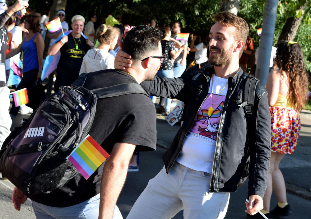 U Podgorici je održana sedma Povorka ponosa LGBTIQ osoba "Montenegro prajd" pod sloganom "Ne preko naših leđa".Organizatori su kazali da su se okupili kako bi poručili da neće pognuti glavu i da zahtijevaju osvajanje Zakona o životnom partnerstvu.