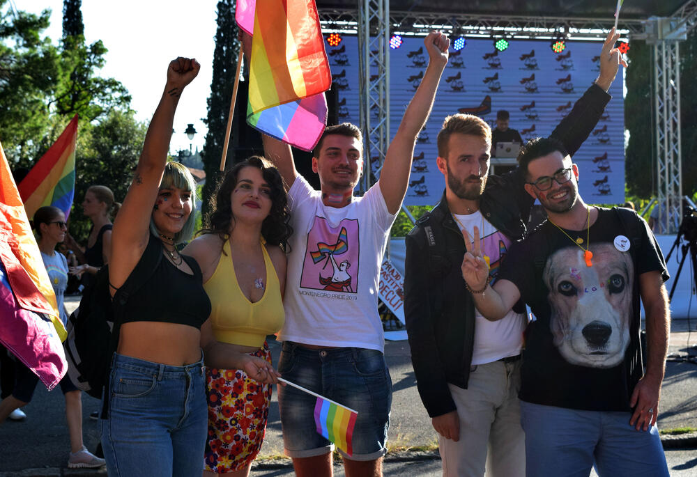 U Podgorici je održana sedma Povorka ponosa LGBTIQ osoba "Montenegro prajd" pod sloganom "Ne preko naših leđa".Organizatori su kazali da su se okupili kako bi poručili da neće pognuti glavu i da zahtijevaju osvajanje Zakona o životnom partnerstvu.