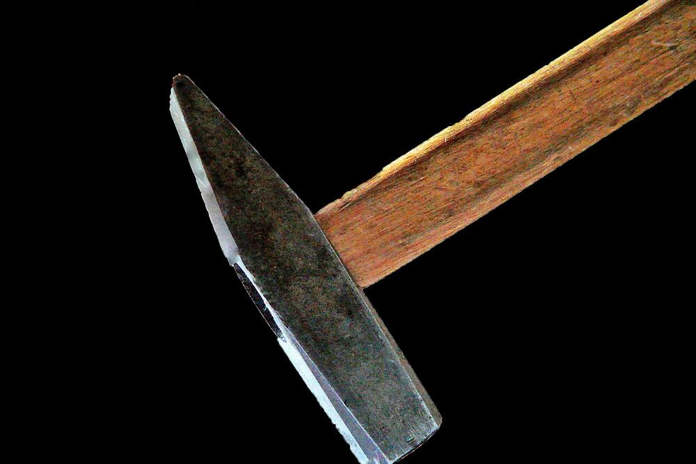 Oštećena tvrdi da je taksista iz gepeka izvukao čekić (ilustracija), Foto: Moritz320/Pixabay