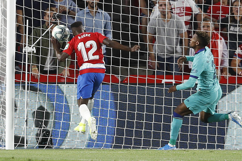 Fudbaler Granade Aziz postiže gol protiv Barselone, Foto: AP