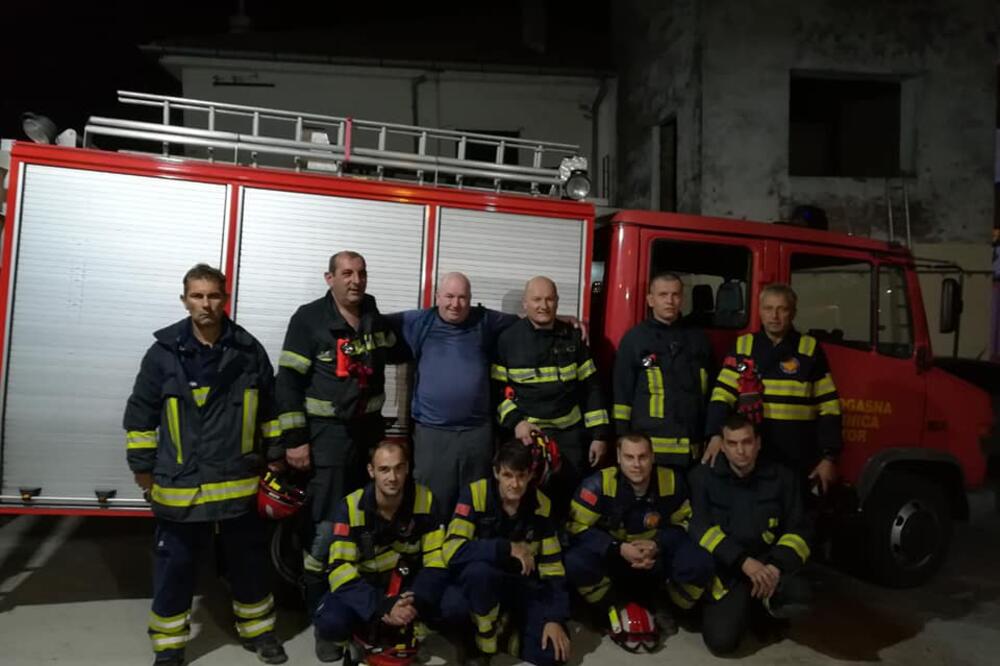 Kotorski vatrogasci sa irskim državljaninom, Foto: Facebook/Vatrogasna jedinica Kotor