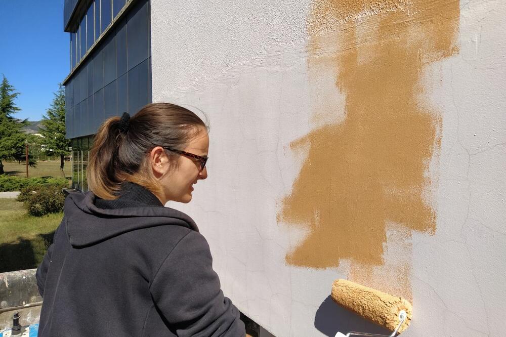 Milena Krivokapić radi na muralu Vita Nikolića, Foto: Svetlana Mandić