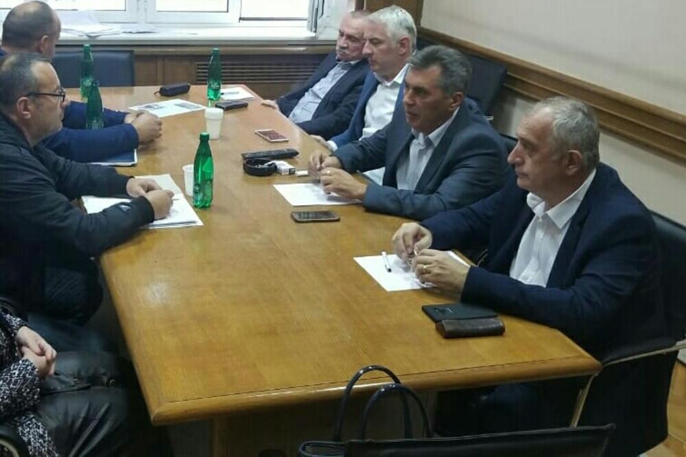 Bivši radnici Boksita u razgovoru sa poslanicima DF-a, Foto: Demokratski front