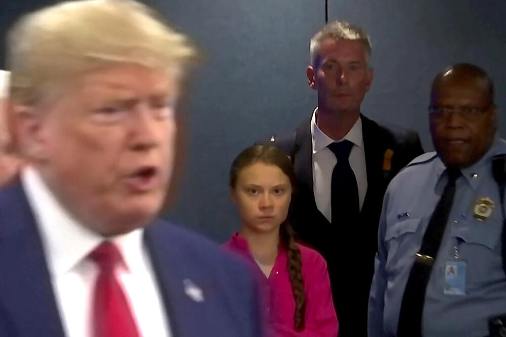 Greta Tunberg gleda Donalda Trampa dok dolazi na samit o klimi, Foto: Reuters