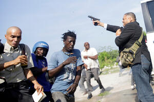 Senator na Haitiju pucao na protestu, ranjen novinar