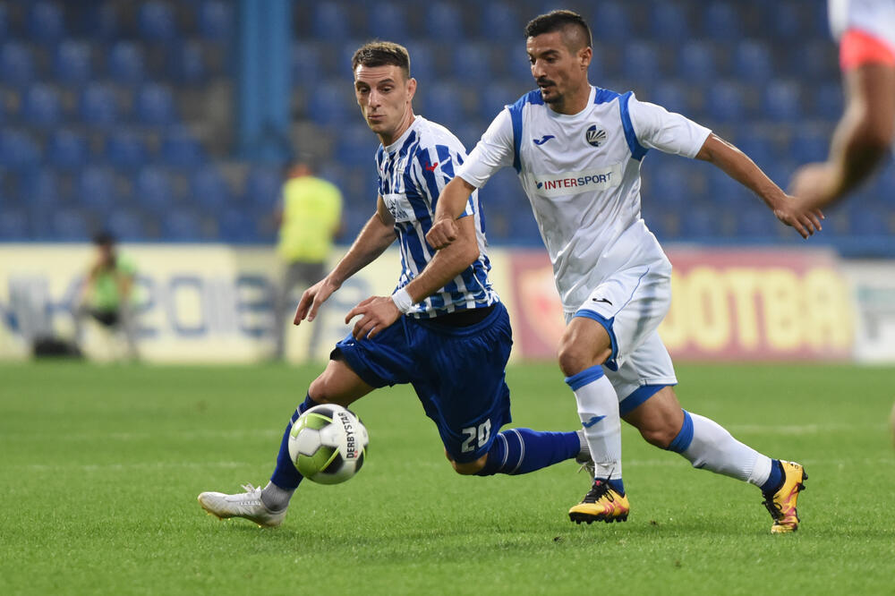 Marko Ćetković u duelu sa Milošem Mijićem iz Budućnosti, Foto: Savo PRELEVIC