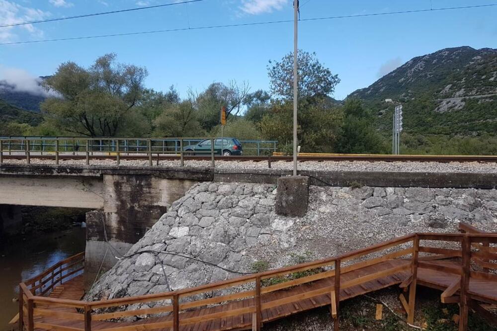Staza treba da olakša i omogući bezbjedniji prelaz preko magistralnog i pružnog puta, Foto: NPCG