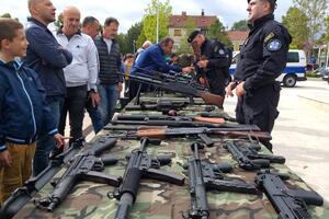 Na trgu u Nikšiću izloženo naoružanje i oprema koje koristi...