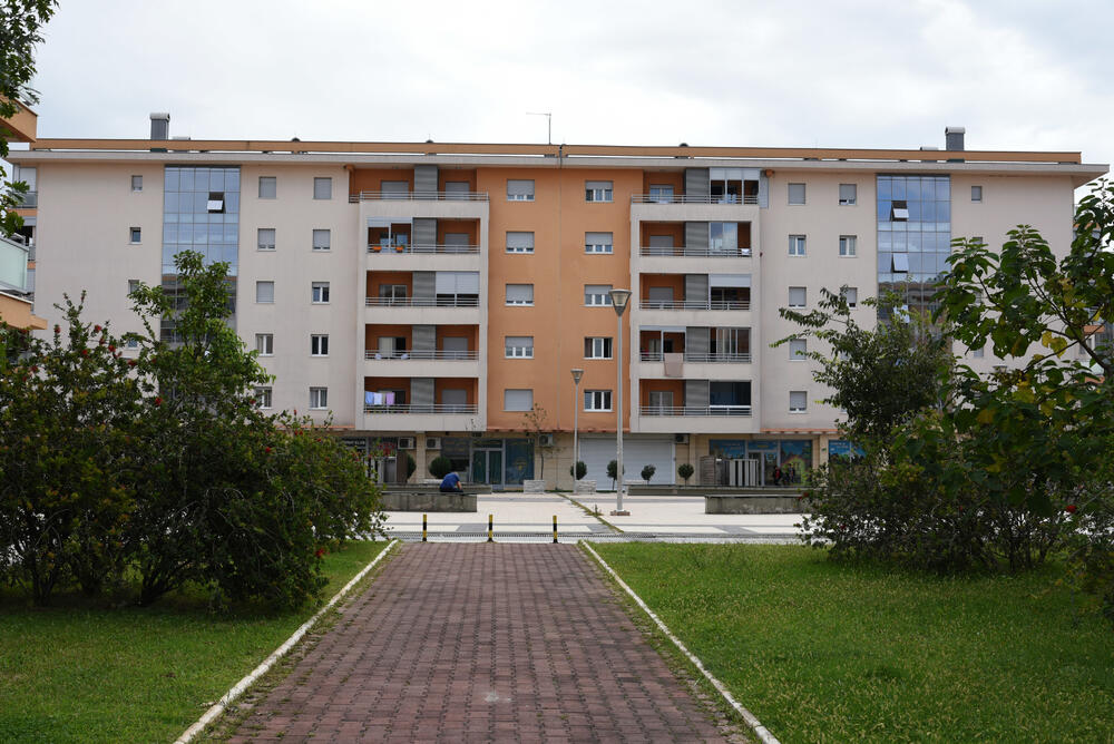 Ministar Pavle Radulović kazao je da uživa u jednom djelu City kvarta koji ima zelenu površinu. "Nije velika, ali je ima. Između dva restorana...", kazao je ministar.Fotoreporter "Vijesti" obišao je Citi kvart kako bi se čitaoci uvjerili koliko je taj dio grada obilat zelenim oazama.