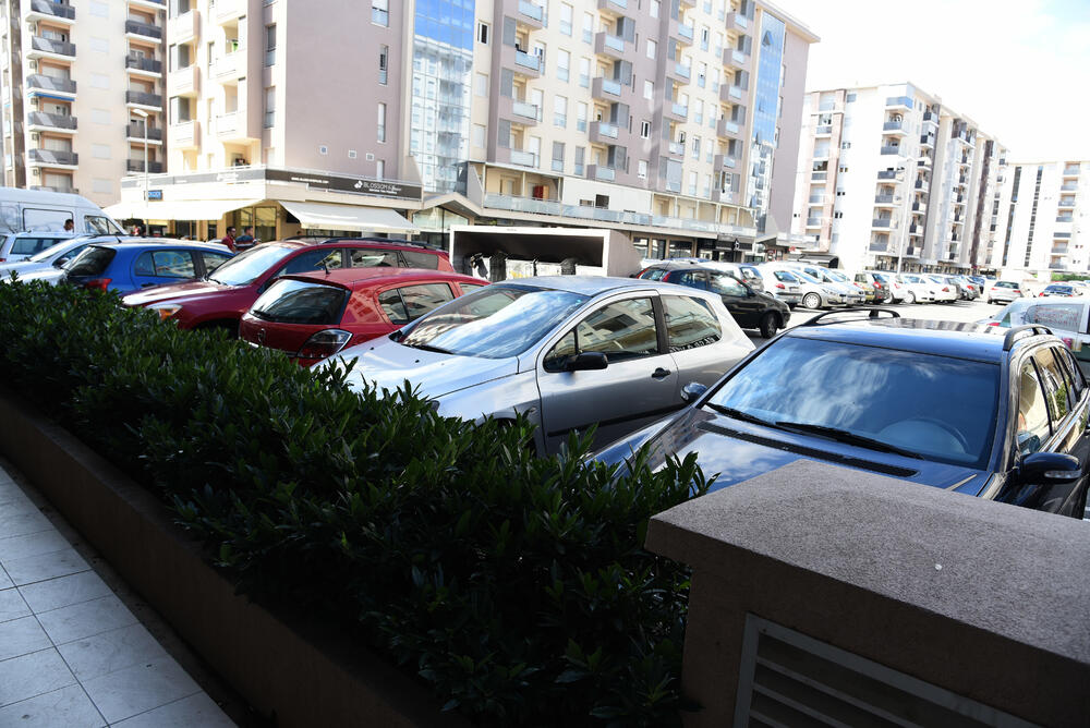 Ministar Pavle Radulović kazao je da uživa u jednom djelu City kvarta koji ima zelenu površinu. "Nije velika, ali je ima. Između dva restorana...", kazao je ministar.Fotoreporter "Vijesti" obišao je Citi kvart kako bi se čitaoci uvjerili koliko je taj dio grada obilat zelenim oazama.