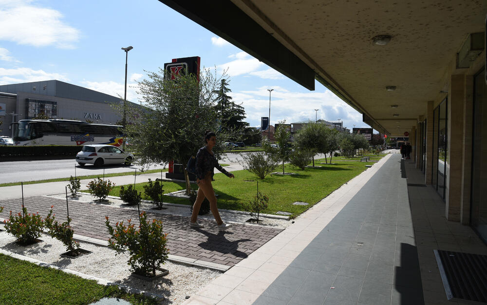 Ministar Pavle Radulović kazao je da uživa u jednom djelu City kvarta koji ima zelenu površinu. "Nije velika, ali je ima. Između dva restorana...", kazao je ministar.Fotoreporter "Vijesti" obišao je Citi kvart kako bi se čitaoci uvjerili koliko je taj dio grada obilat zelenim oazama.