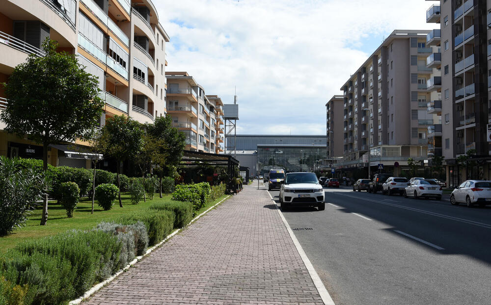 Ministar Pavle Radulović kazao je da uživa u jednom djelu City kvarta koji ima zelenu površinu. "Nije velika, ali je ima. Između dva restorana...", kazao je ministar.Fotoreporter "Vijesti" obišao je Citi kvart kako bi se čitaoci uvjerili koliko je taj dio grada obilat zelenim oazama.