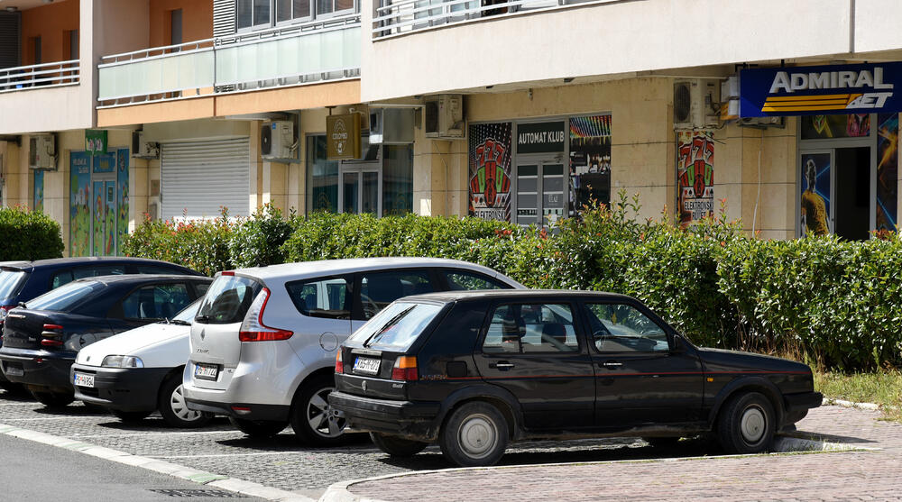 Ministar Pavle Radulović kazao je da uživa u jednom djelu City kvarta koji ima zelenu površinu. "Nije velika, ali je ima. Između dva restorana...", kazao je ministar.Fotoreporter "Vijesti" obišao je Citi kvart kako bi se čitaoci uvjerili koliko je taj dio grada obilat zelenim oazama.