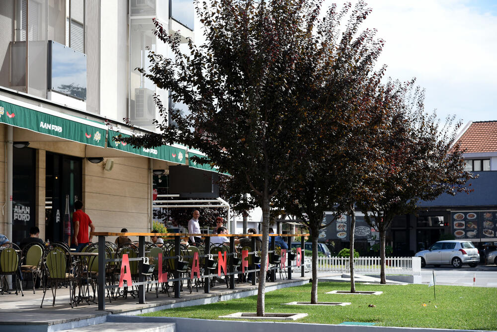 Ministar Pavle Radulović kazao je da uživa u jednom djelu City kvarta koji ima zelenu površinu. "Nije velika, ali je ima. Između dva restorana...", kazao je ministar.Fotoreporter "Vijesti" obišao je Citi kvart kako bi se čitaoci uvjerili koliko je taj dio grada obilat zelenim oazama.