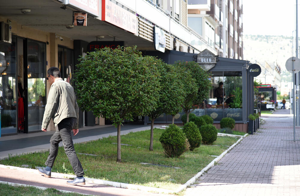 Ministar Pavle Radulović kazao je da uživa u jednom djelu City kvarta koji ima zelenu površinu. "Nije velika, ali je ima. Između dva restorana...", kazao je ministar.Fotoreporter "Vijesti" obišao je Citi kvart kako bi se čitaoci uvjerili koliko je taj dio grada obilat zelenim oazama.