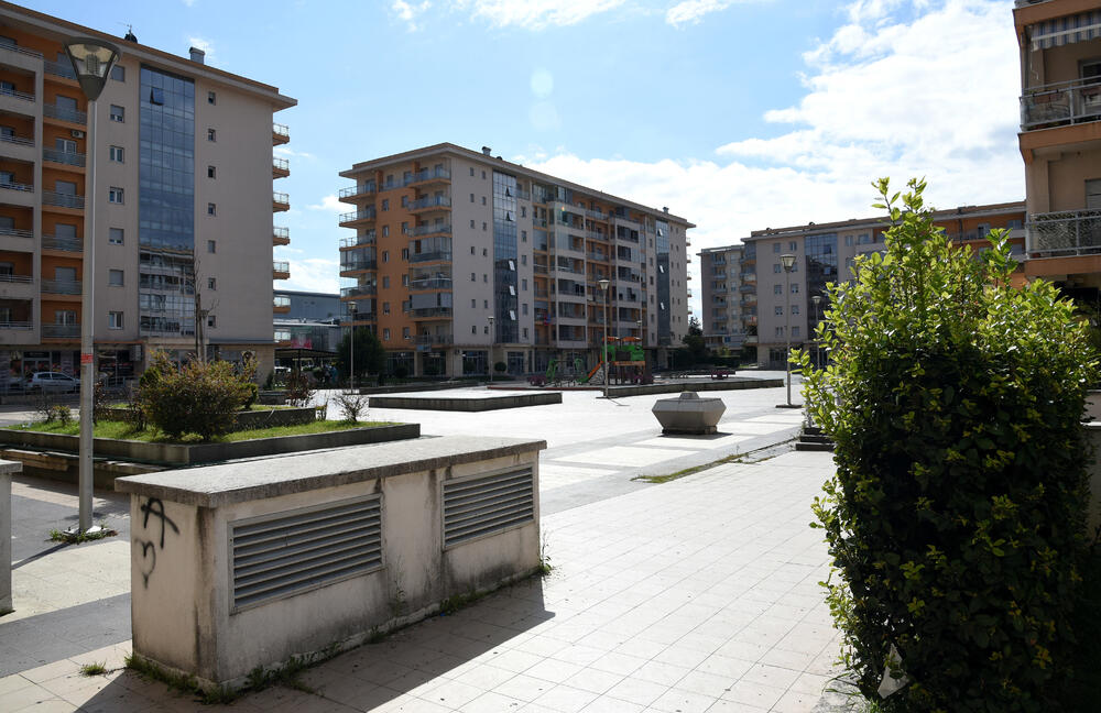 Ministar Pavle Radulović kazao je da uživa u jednom djelu City kvarta koji ima zelenu površinu. "Nije velika, ali je ima. Između dva restorana...", kazao je ministar.Fotoreporter "Vijesti" obišao je Citi kvart kako bi se čitaoci uvjerili koliko je taj dio grada obilat zelenim oazama.