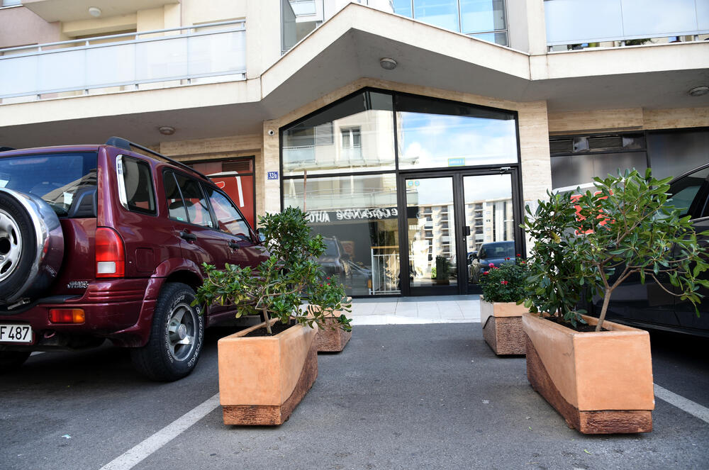 Ministar Pavle Radulović kazao je da uživa u jednom djelu City kvarta koji ima zelenu površinu. "Nije velika, ali je ima. Između dva restorana...", kazao je ministar.Fotoreporter "Vijesti" obišao je Citi kvart kako bi se čitaoci uvjerili koliko je taj dio grada obilat zelenim oazama.