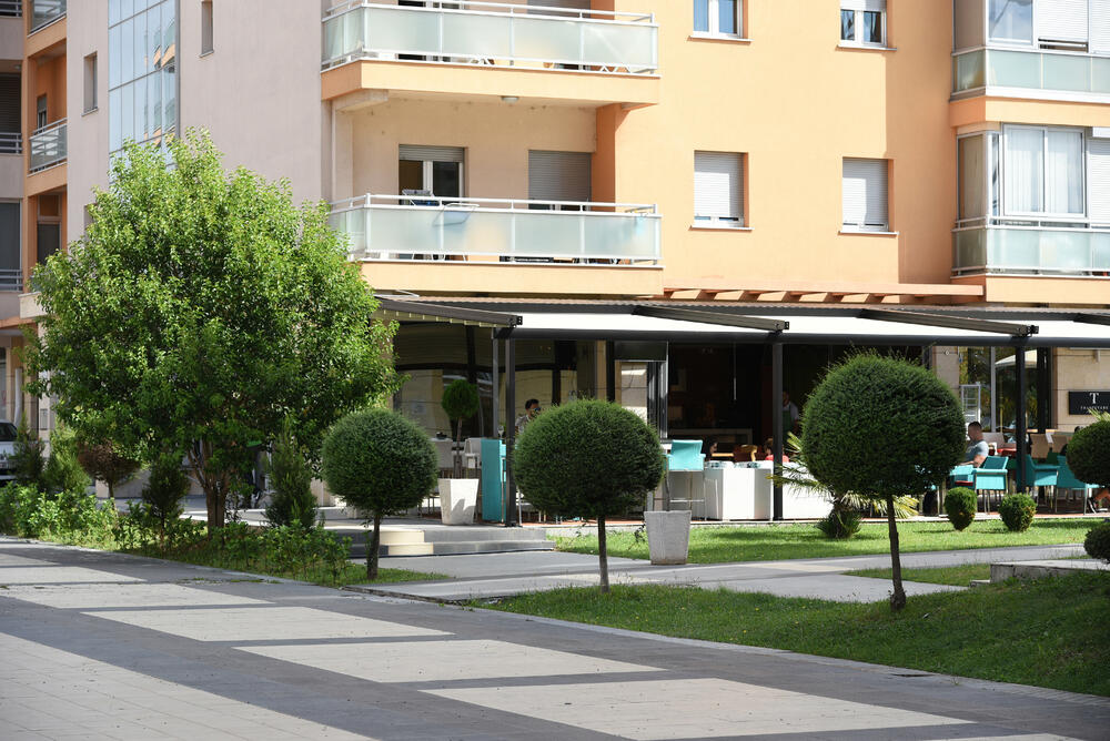 Ministar Pavle Radulović kazao je da uživa u jednom djelu City kvarta koji ima zelenu površinu. "Nije velika, ali je ima. Između dva restorana...", kazao je ministar.Fotoreporter "Vijesti" obišao je Citi kvart kako bi se čitaoci uvjerili koliko je taj dio grada obilat zelenim oazama.