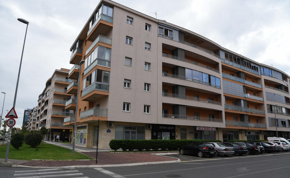 Ministar Pavle Radulović kazao je da uživa u jednom djelu City kvarta koji ima zelenu površinu. "Nije velika, ali je ima. Između dva restorana...", kazao je ministar.Fotoreporter "Vijesti" obišao je Citi kvart kako bi se čitaoci uvjerili koliko je taj dio grada obilat zelenim oazama.