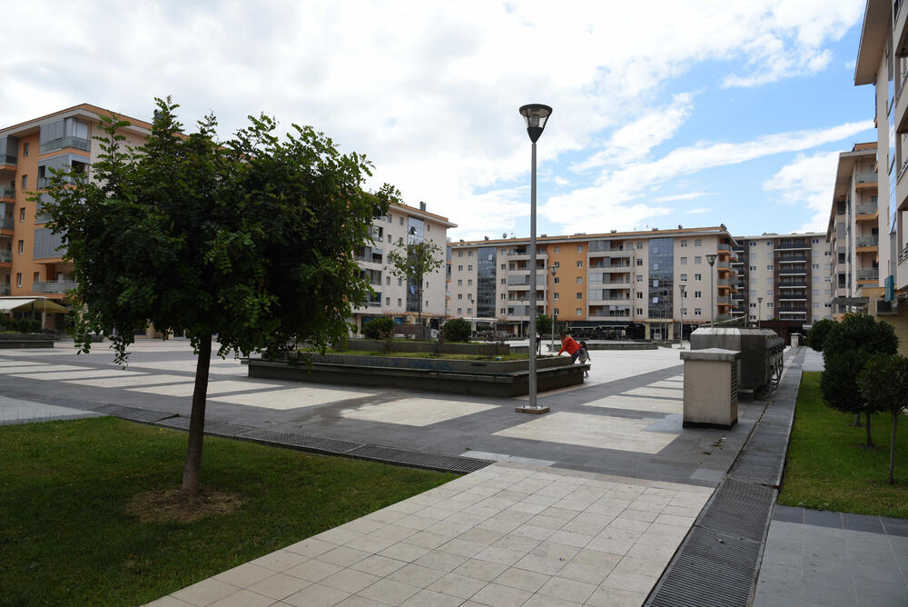 Ministar Pavle Radulović kazao je da uživa u jednom djelu City kvarta koji ima zelenu površinu. "Nije velika, ali je ima. Između dva restorana...", kazao je ministar.Fotoreporter "Vijesti" obišao je Citi kvart kako bi se čitaoci uvjerili koliko je taj dio grada obilat zelenim oazama.