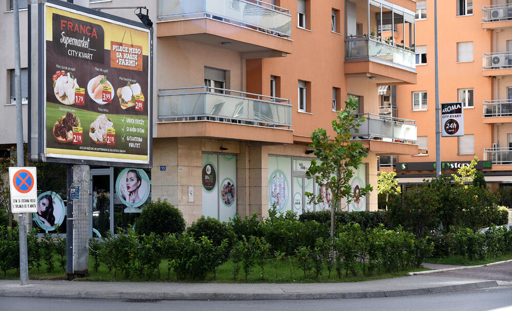 Ministar Pavle Radulović kazao je da uživa u jednom djelu City kvarta koji ima zelenu površinu. "Nije velika, ali je ima. Između dva restorana...", kazao je ministar.Fotoreporter "Vijesti" obišao je Citi kvart kako bi se čitaoci uvjerili koliko je taj dio grada obilat zelenim oazama.