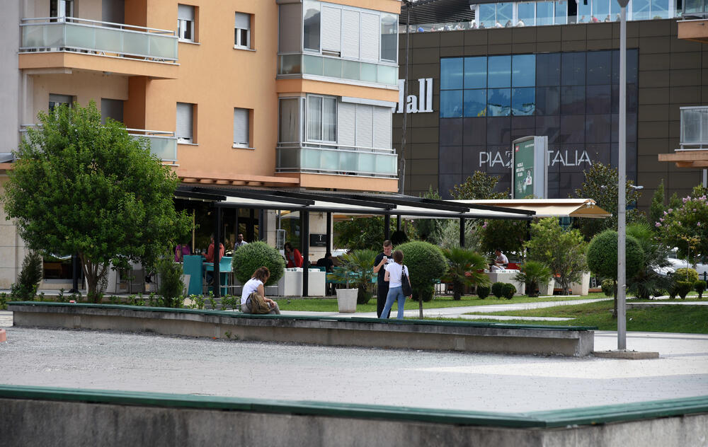 Ministar Pavle Radulović kazao je da uživa u jednom djelu City kvarta koji ima zelenu površinu. "Nije velika, ali je ima. Između dva restorana...", kazao je ministar.Fotoreporter "Vijesti" obišao je Citi kvart kako bi se čitaoci uvjerili koliko je taj dio grada obilat zelenim oazama.
