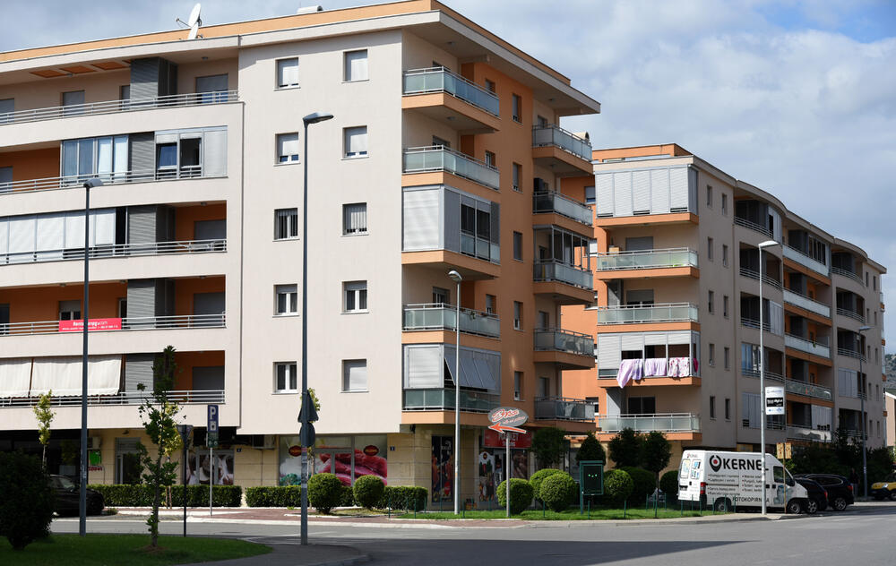 Ministar Pavle Radulović kazao je da uživa u jednom djelu City kvarta koji ima zelenu površinu. "Nije velika, ali je ima. Između dva restorana...", kazao je ministar.Fotoreporter "Vijesti" obišao je Citi kvart kako bi se čitaoci uvjerili koliko je taj dio grada obilat zelenim oazama.