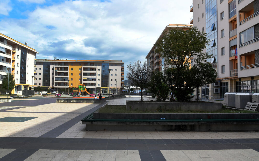 Ministar Pavle Radulović kazao je da uživa u jednom djelu City kvarta koji ima zelenu površinu. "Nije velika, ali je ima. Između dva restorana...", kazao je ministar.Fotoreporter "Vijesti" obišao je Citi kvart kako bi se čitaoci uvjerili koliko je taj dio grada obilat zelenim oazama.