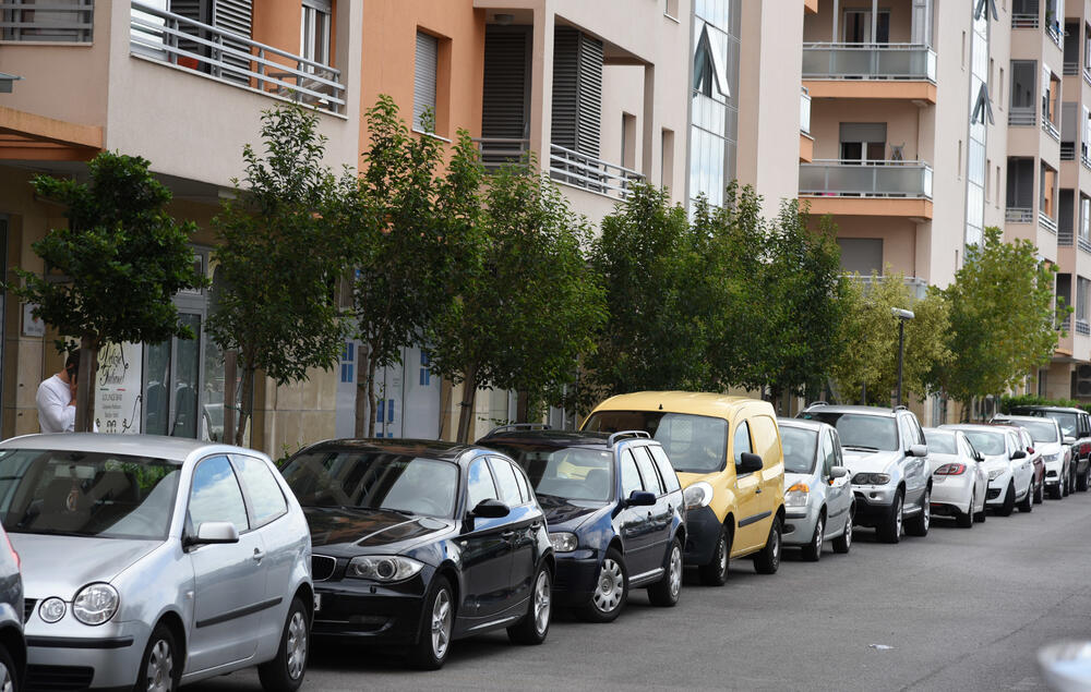 Ministar Pavle Radulović kazao je da uživa u jednom djelu City kvarta koji ima zelenu površinu. "Nije velika, ali je ima. Između dva restorana...", kazao je ministar.Fotoreporter "Vijesti" obišao je Citi kvart kako bi se čitaoci uvjerili koliko je taj dio grada obilat zelenim oazama.
