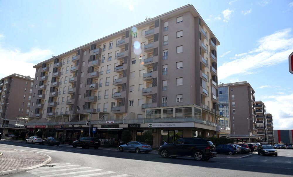 Ministar Pavle Radulović kazao je da uživa u jednom djelu City kvarta koji ima zelenu površinu. "Nije velika, ali je ima. Između dva restorana...", kazao je ministar.Fotoreporter "Vijesti" obišao je Citi kvart kako bi se čitaoci uvjerili koliko je taj dio grada obilat zelenim oazama.