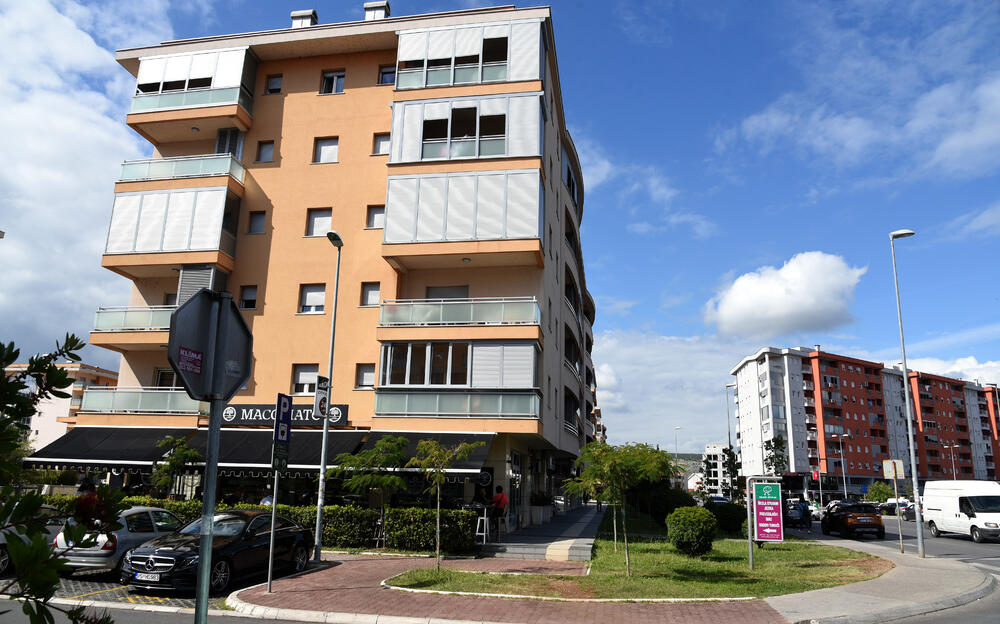 Ministar Pavle Radulović kazao je da uživa u jednom djelu City kvarta koji ima zelenu površinu. "Nije velika, ali je ima. Između dva restorana...", kazao je ministar.Fotoreporter "Vijesti" obišao je Citi kvart kako bi se čitaoci uvjerili koliko je taj dio grada obilat zelenim oazama.