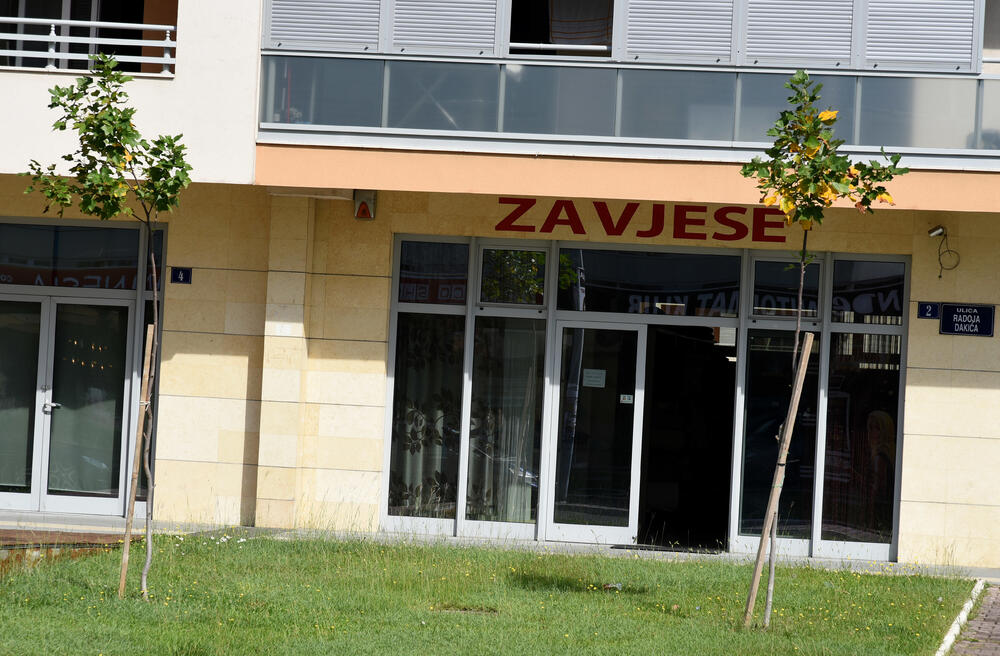 Ministar Pavle Radulović kazao je da uživa u jednom djelu City kvarta koji ima zelenu površinu. "Nije velika, ali je ima. Između dva restorana...", kazao je ministar.Fotoreporter "Vijesti" obišao je Citi kvart kako bi se čitaoci uvjerili koliko je taj dio grada obilat zelenim oazama.