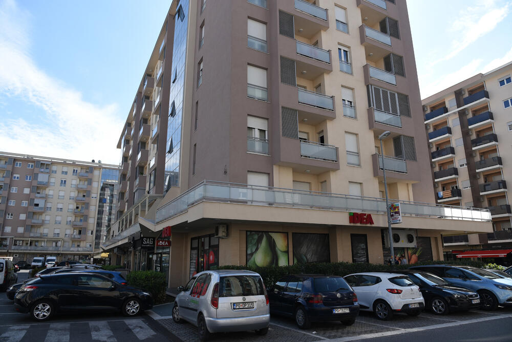 Ministar Pavle Radulović kazao je da uživa u jednom djelu City kvarta koji ima zelenu površinu. "Nije velika, ali je ima. Između dva restorana...", kazao je ministar.Fotoreporter "Vijesti" obišao je Citi kvart kako bi se čitaoci uvjerili koliko je taj dio grada obilat zelenim oazama.