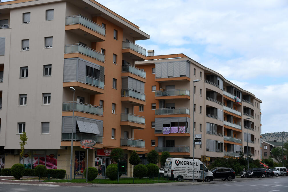 Ministar Pavle Radulović kazao je da uživa u jednom djelu City kvarta koji ima zelenu površinu. "Nije velika, ali je ima. Između dva restorana...", kazao je ministar.Fotoreporter "Vijesti" obišao je Citi kvart kako bi se čitaoci uvjerili koliko je taj dio grada obilat zelenim oazama.