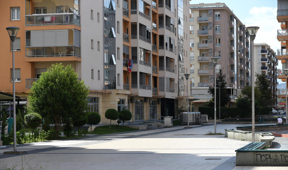 Ministar Pavle Radulović kazao je da uživa u jednom djelu City kvarta koji ima zelenu površinu. "Nije velika, ali je ima. Između dva restorana...", kazao je ministar.Fotoreporter "Vijesti" obišao je Citi kvart kako bi se čitaoci uvjerili koliko je taj dio grada obilat zelenim oazama.