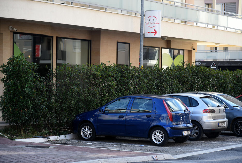 Ministar Pavle Radulović kazao je da uživa u jednom djelu City kvarta koji ima zelenu površinu. "Nije velika, ali je ima. Između dva restorana...", kazao je ministar.Fotoreporter "Vijesti" obišao je Citi kvart kako bi se čitaoci uvjerili koliko je taj dio grada obilat zelenim oazama.