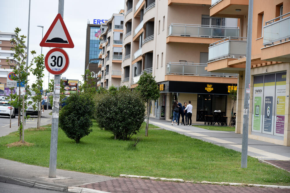 Ministar Pavle Radulović kazao je da uživa u jednom djelu City kvarta koji ima zelenu površinu. "Nije velika, ali je ima. Između dva restorana...", kazao je ministar.Fotoreporter "Vijesti" obišao je Citi kvart kako bi se čitaoci uvjerili koliko je taj dio grada obilat zelenim oazama.
