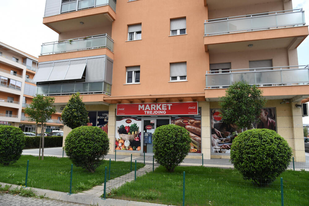 Ministar Pavle Radulović kazao je da uživa u jednom djelu City kvarta koji ima zelenu površinu. "Nije velika, ali je ima. Između dva restorana...", kazao je ministar.Fotoreporter "Vijesti" obišao je Citi kvart kako bi se čitaoci uvjerili koliko je taj dio grada obilat zelenim oazama.