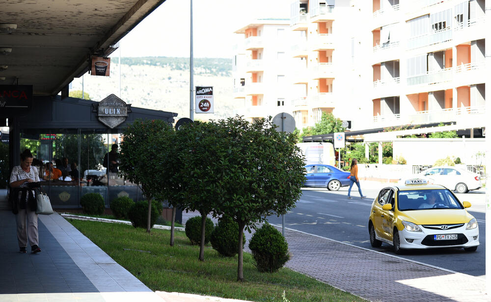 Ministar Pavle Radulović kazao je da uživa u jednom djelu City kvarta koji ima zelenu površinu. "Nije velika, ali je ima. Između dva restorana...", kazao je ministar.Fotoreporter "Vijesti" obišao je Citi kvart kako bi se čitaoci uvjerili koliko je taj dio grada obilat zelenim oazama.