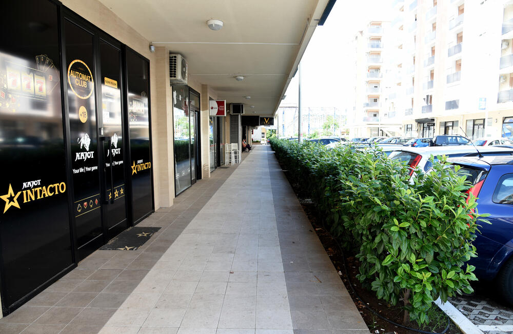 Ministar Pavle Radulović kazao je da uživa u jednom djelu City kvarta koji ima zelenu površinu. "Nije velika, ali je ima. Između dva restorana...", kazao je ministar.Fotoreporter "Vijesti" obišao je Citi kvart kako bi se čitaoci uvjerili koliko je taj dio grada obilat zelenim oazama.