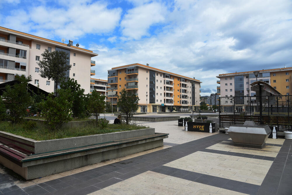 Ministar Pavle Radulović kazao je da uživa u jednom djelu City kvarta koji ima zelenu površinu. "Nije velika, ali je ima. Između dva restorana...", kazao je ministar.Fotoreporter "Vijesti" obišao je Citi kvart kako bi se čitaoci uvjerili koliko je taj dio grada obilat zelenim oazama.